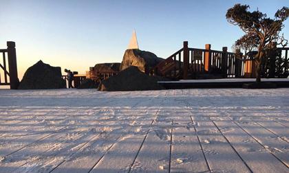 Thời tiết Hà Nội nóng như hè, Fansipan (Lào Cai) lại xuất hiện băng giá