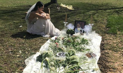 Mặc váy cô dâu đến thăm mộ hôn phu bị sát hại trước ngày cưới