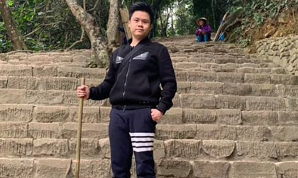 Sau ồn ào tình cảm, thiếu gia Phan Thành chống gậy lên chùa tìm sự yên bình