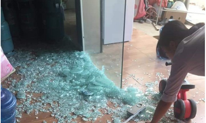 Đùa nghịch với cửa kính thuỷ lực, bé trai bị hàng trăm mảnh vỡ đổ ập xuống người