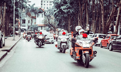 Choáng với dàn môtô phân khối lớn tiền tỷ đi rước dâu ở Hà Nội