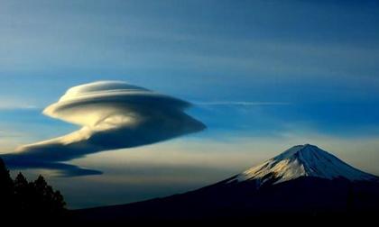 Đám mây kỳ lạ ở núi Phú Sĩ khiến nhiều người nhầm tưởng là đĩa bay của người ngoài hành tinh