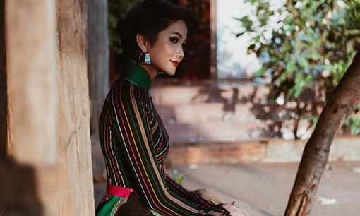 Diện áo dài thổ cẩm đậm hồn quê, H'Hen Niê khoe nét sang trọng đài các dưới hoàng hôn
