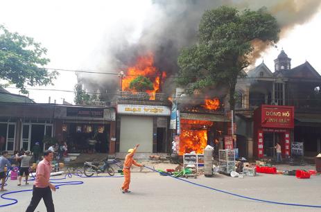 Hà Tĩnh: Cháy lớn xưởng ép thủy lực ôtô, nhiều tài sản bị thiêu rụi