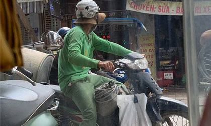 Hình ảnh người đàn ông nghèo đi xe cà tàng vay tiền bạn để mua váy tặng vợ 'gây bão' cộng đồng mạng