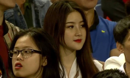Xuất hiện thoáng qua trong trận U23 Việt Nam - U23 Thái Lan, cô gái khiến dân mạng không ngừng truy tìm