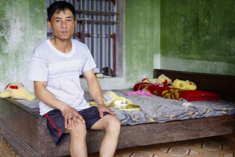 Từ ngày biết con gái bị đánh, bố nữ sinh bị lột đồ như phát điên 'tối đến gào thét nói lung tung, ban ngày trốn ra vườn ngô để tránh mọi người'