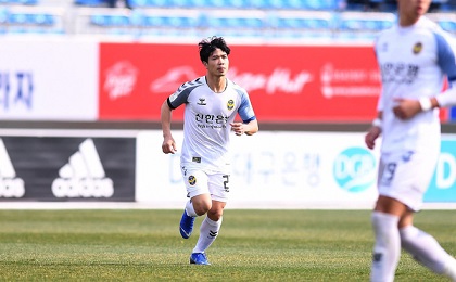 Đảo chân như rang lạc, Công Phượng được HLV Incheon khen hết lời