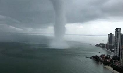 Vòi rồng khổng lồ tấn công các tòa nhà cao tầng ven biển ở Malaysia