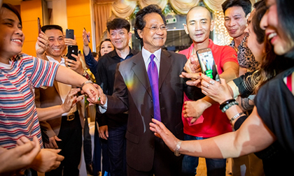 Danh ca Chế Linh đón sinh nhật tuổi 77 tại Hà Nội giữa vòng vây người hâm mộ