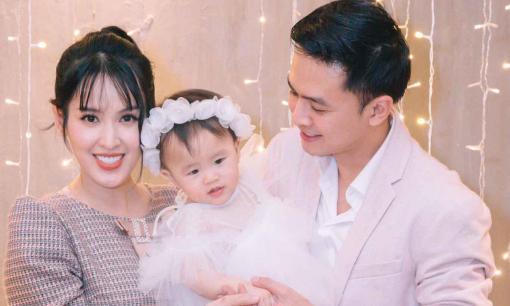 Vợ Lam Trường bế con gái cưng dự sinh nhật công chúa nhà Tú Vi - Văn Anh