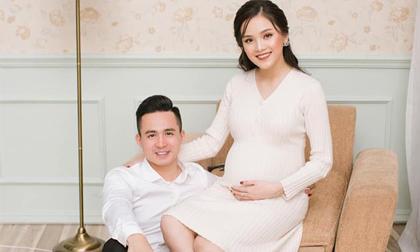 'Người đẹp khả ái' Tố Như chụp ảnh kỷ niệm hành trình mang bầu cùng chồng điển trai