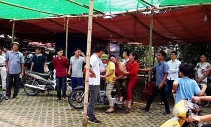 Từ chối nhận nhận 5 nghìn đồng của nhóm 7 người, 2 cha con bị đánh rồi dìm xuống ao