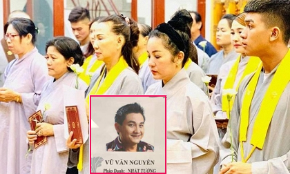 Dù chưa về Việt Nam an táng, cố nghệ sĩ Anh Vũ đã được danh hài Thuý Nga tổ chức tụng kinh, cầu siêu