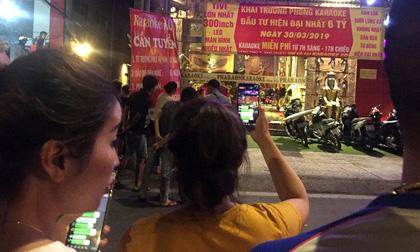 Người dân vây kín theo dõi cảnh công an xuyên đêm khám xét quán karaoke của Phúc XO
