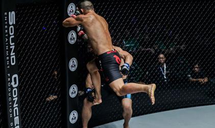 Võ sĩ gốc Việt tung đòn gối bay đẹp như mơ, knock-out kẻ thách đấu