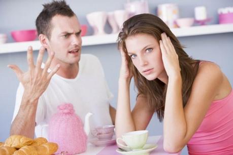 Chỉ đàn ông hèn mọn mới có biểu hiện này khi cãi nhau với vợ