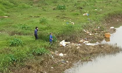 Sau cuộc cãi nhau, chồng bất lực nhìn vợ chìm xuống dòng nước