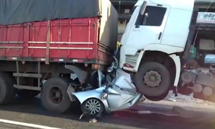 Người đàn ông sống sót thần kỳ trong chiếc tô bẹp rúm sau vụ tai nạn kinh hoàng