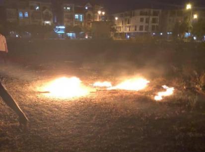 Ra bãi cỏ nói chuyện rồi tưới xăng tự thiêu, đôi nam nữ bốc cháy như ngọn đuốc