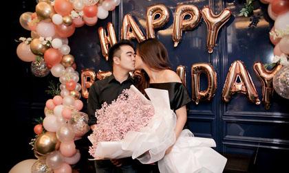 Người mẫu Tuyết Lan ngọt ngào hôn chồng trong tiệc sinh nhật sang trọng