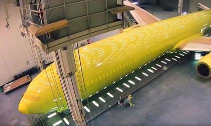 Tận mắt công đoạn phức tạp để sơn mới một chiếc Boeing 777