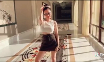 Bà Tưng 'cưa sừng làm nghé' tự tin trổ tài catwalk