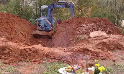 Tìm con gái mất tích, người mẹ nghe lời báo mộng, bàng hoàng phát hiện thi thể con dưới giếng