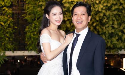 Vừa làm 'lộ' tên con gái, Nhã Phương lại khoe vòng một căng đầy bên cạnh ông xã Trường Giang tại sự kiện sau kết hôn