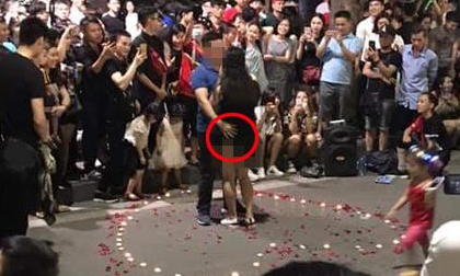 Chàng trai tỏ tình thành công ở phố đi bộ, dân mạng hết hồn vì thấy 'bàn tay hư hỏng'