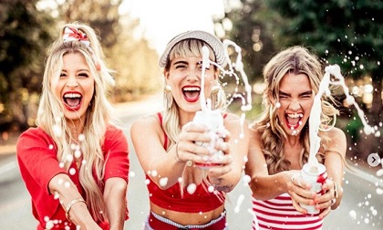 Khoa học chứng minh: Phụ nữ đi chơi với bạn 2 lần/tuần sẽ khỏe mạnh hơn