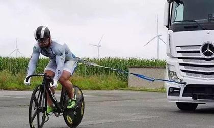 Cua-rơ sở hữu vòng đùi to hơn cả Roberto Carlos trổ tài kéo ô tô tải 10 tấn bằng xe đạp