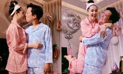 Hình ảnh danh hài Trường Giang ôm hôn, bế bổng bà xã Nhã Phương trong tiệc sinh nhật tại gia khiến nhiều người ghen tỵ