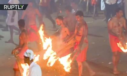 Lễ hội kỳ lạ ở Ấn Độ: Hàng trăm người đàn ông cởi trần, ném lửa vào nhau để 'lấy may'