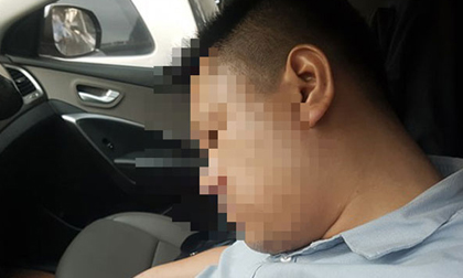Hà Nội: Tài xế dừng đèn đỏ rồi ngủ quên trong ô tô nửa tiếng, CSGT phải đến cẩu cả xe cả người đi