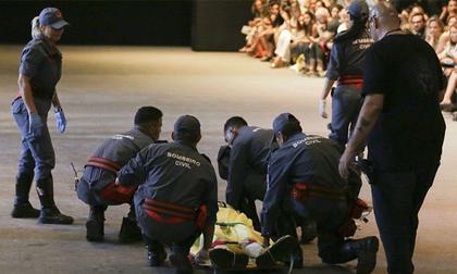 Người mẫu 26 tuổi đột tử sau khi vấp ngã trên sàn catwalk