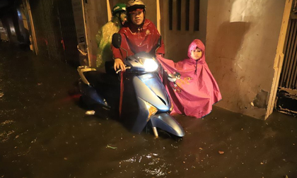 Hà Nội mưa cực to giữa kỳ nghỉ lễ, nửa đêm rẽ sóng về nhà