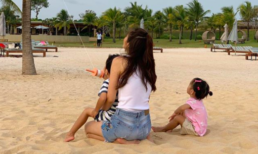 Con trai Hà Tăng gây thích thú khi lém lỉnh giành mẹ với bố