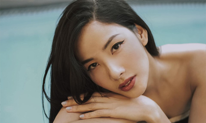 Á hậu Hoàng Thùy tung loạt ảnh mắt sắc, môi trầm quyến rũ