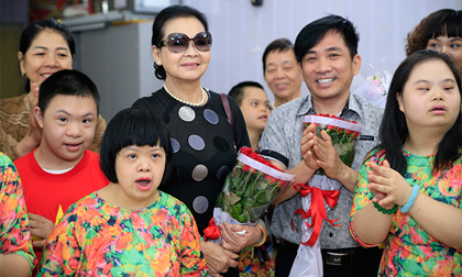 Danh ca Khánh Ly thăm người khuyết tật ngay sau khi về nước