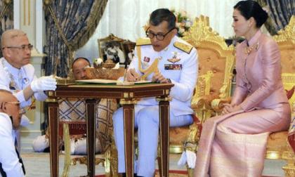 Clip lễ sắc phong tân Hoàng hậu của Nhà vua Thái Lan