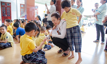 Làm từ thiện như Hoa hậu Vân Khương: Tràn đầy năng lượng chân thành