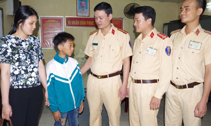 Nhớ mẹ, bé trai đạp xe hơn 100km từ Nam Định lên Hà Nội tìm mẹ