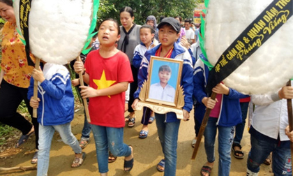 Vụ đâm 6 cô trò ở Thanh Hóa: Xóm nghèo đẫm nước mắt tiễn cậu bé xấu số