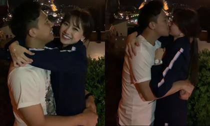 Kỉ niệm 1200 ngày yêu, Trấn Thành - Hari Won đang hôn nhau say đắm dưới tháp Eiffel phải ngừng lại vì bị 'phá đám'
