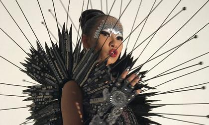 Thảo Trang gây ấn tượng với gu thời trang ma mị, chẳng kém cạnh các sao trên thảm đỏ Met Gala