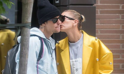 Mới bị chê chuyện vợ chồng lạnh nhạt, Justin Bieber và bà xã đã nhanh chóng diễn màn yêu lãng mạn trên phố