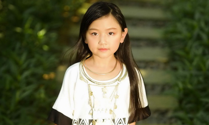 Học trò Xuân Lan đằm thắm trong tà áo dài mang đậm lịch sử Việt của NTK Sĩ Hoàng