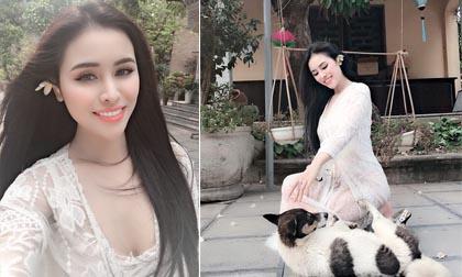 Thư Dung bị 'ném đá' vì mặc váy ren phản cảm khi đi chùa