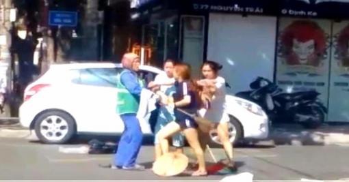 Vụ chị lao công bị đánh vì nhắc nhở xả rác: Vợ chồng chủ shop xin lỗi